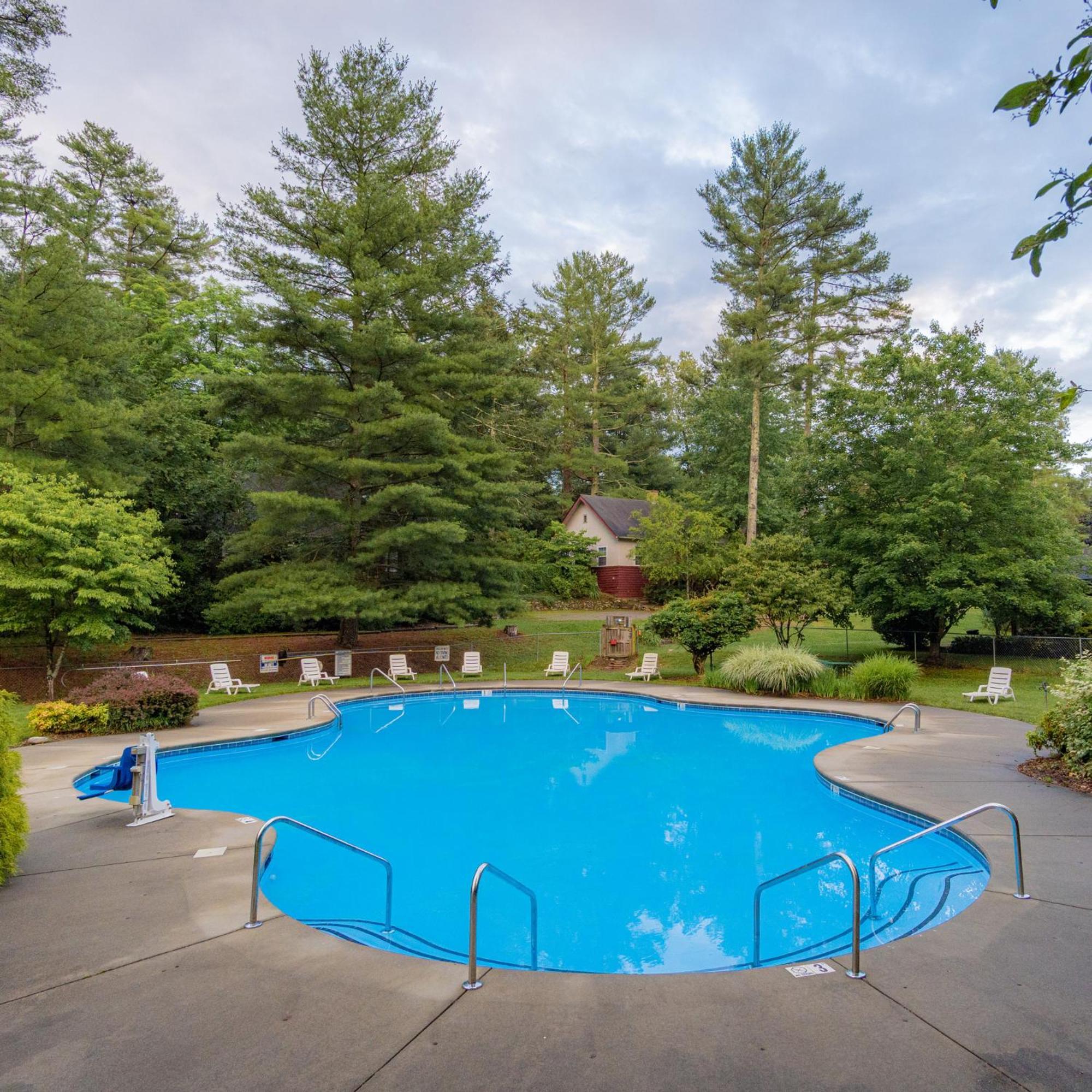 Highland Lake Inn & Resort - Flat Rock Exterior photo