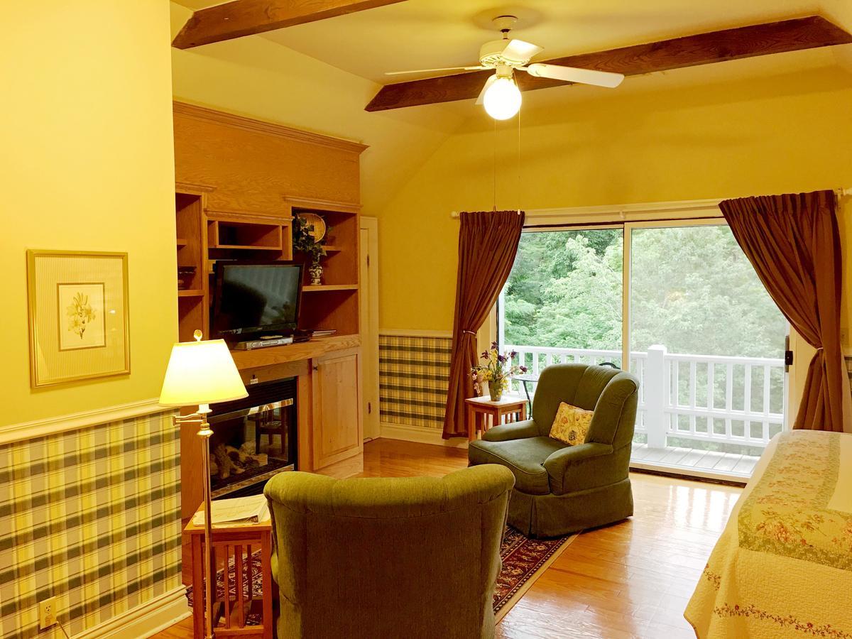 Highland Lake Inn & Resort - Flat Rock Exterior photo