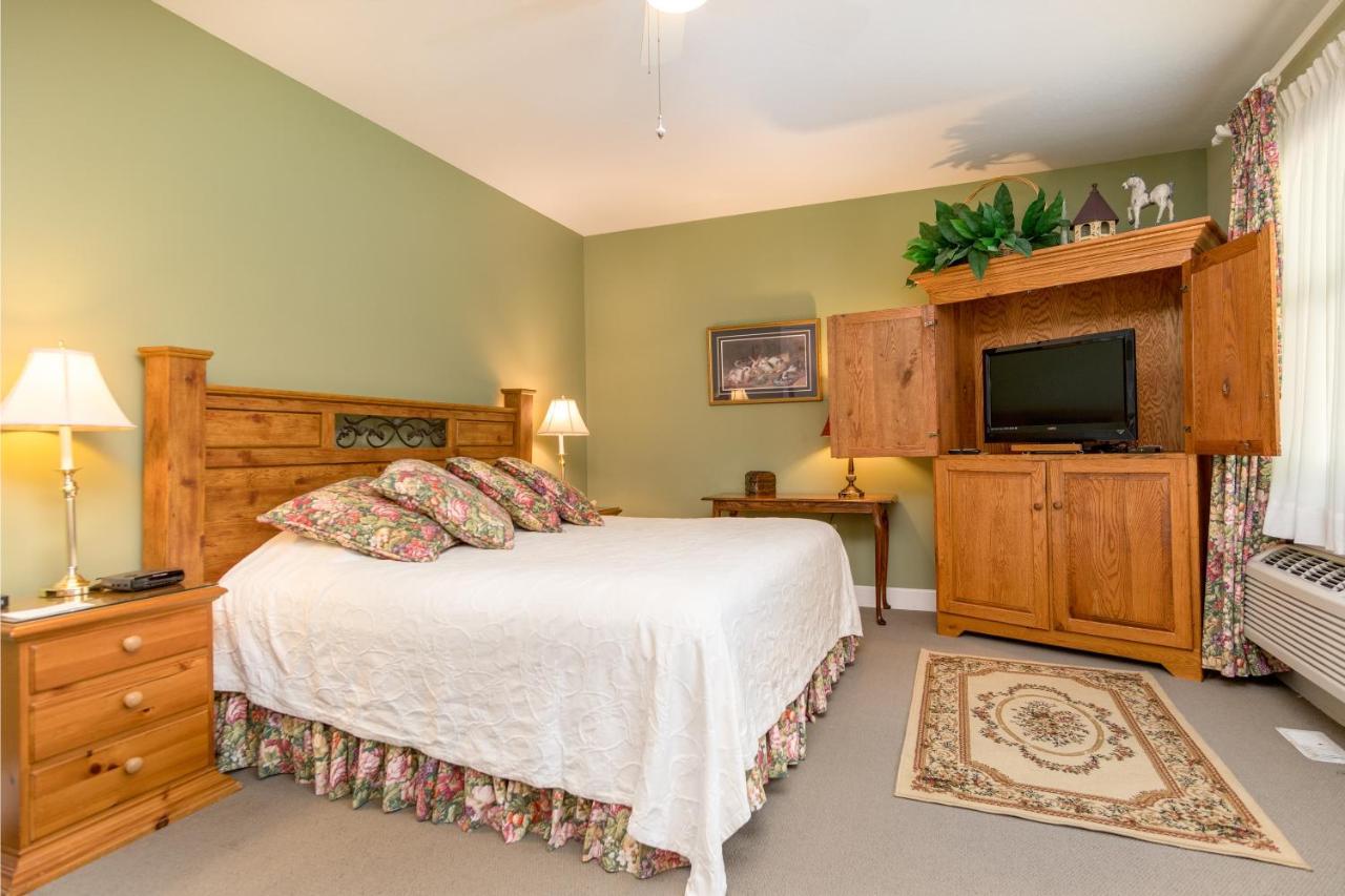 Highland Lake Inn & Resort - Flat Rock Exterior photo