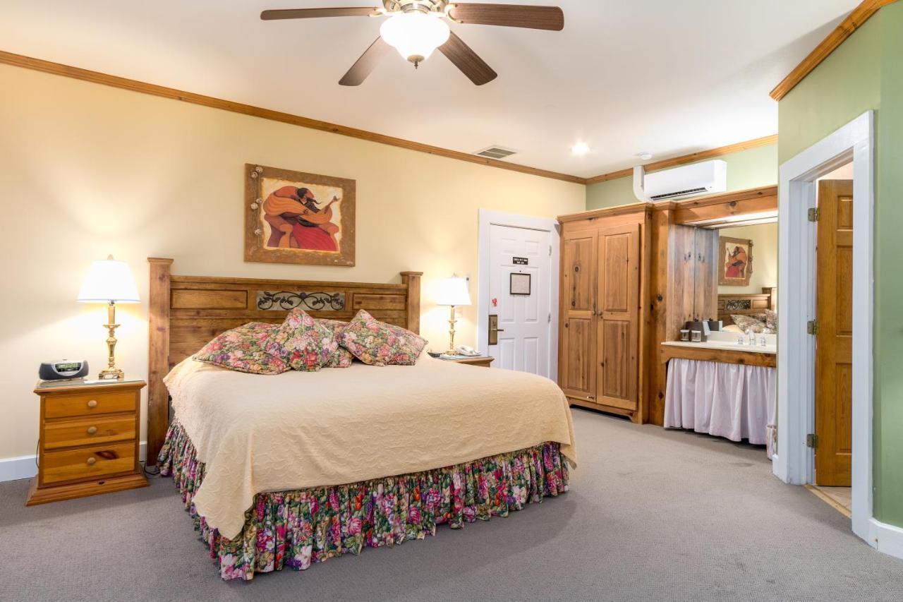 Highland Lake Inn & Resort - Flat Rock Exterior photo