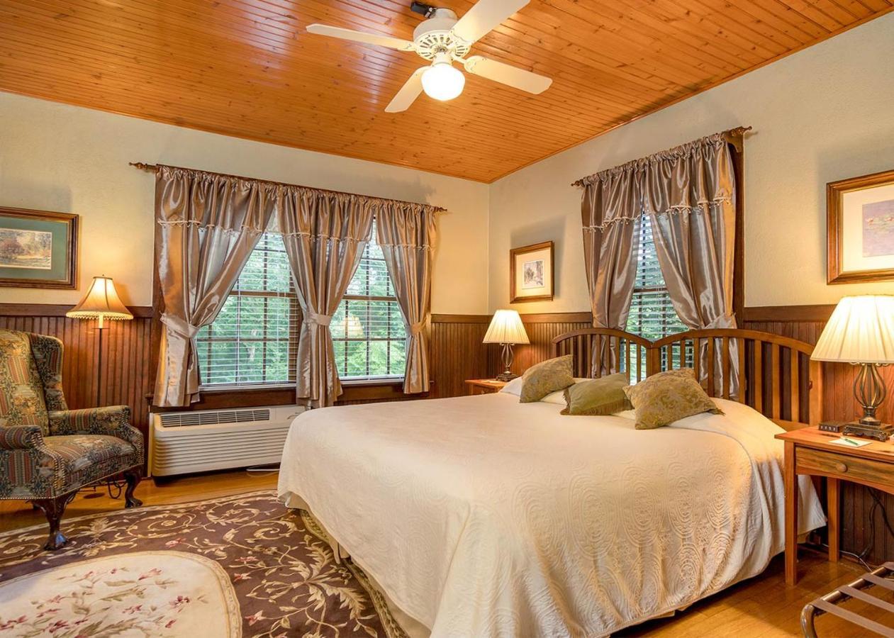Highland Lake Inn & Resort - Flat Rock Exterior photo